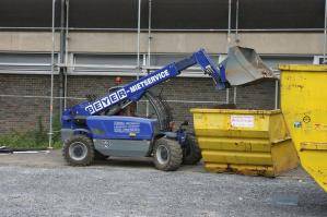 Starrer Teleskopstapler mit Schaufel beim Beladen eines Containers