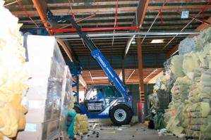 Starrer Teleskoplader in Recycling-Lager im Einsatz