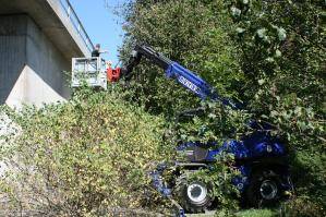 BEYER Teleskopstapler mit Anbauwerkzeug Arbeitskorb im Einsatz