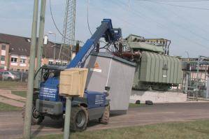 Starrer Telelader aus der BEYER-Vermietung beim Lastentransport