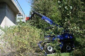 Teleskopstapler mit Anbauwerkzeug Arbeitskorb bei Arbeiten unter Brücke