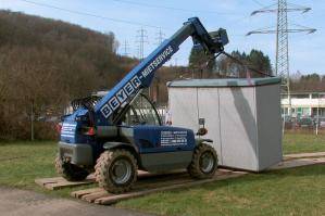 Starrer Teleskoplader von BEYER-Mietservice mit sperriger Last am Haken