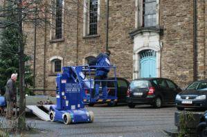 BEYER Mastbühne TMB 102 E beim Abladen von Transportfahrzeug