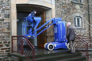 Teleskopmastbühne von BEYER-Mietservice bei Einsatz in Kirche
