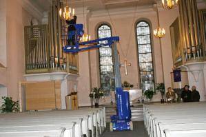 10 m Teleskopmastbühne in Kirche im Einsatz