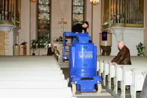 Teleskopmastbühne von BEYER in Kirche im Einsatz
