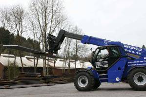 Schwerlast-Teleskopstapler mit 12 Tonnen Tragkraft hebt Stahlplatte