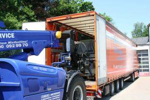 16 t Teleskopstapler beim Beladen eines LKWs im Einsatz