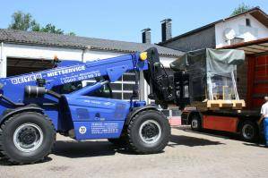 Teleskopstapler mit 16 t Tragkraft beim Lastentransport