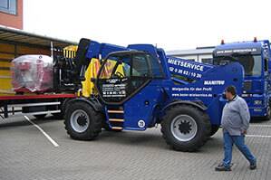 Teleskopstapler STS 10-120 beim Beladen eines LKW