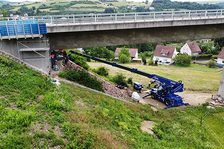 Teleskopstapler TSR 3060 bei Brückenarbeiten im Einsatz