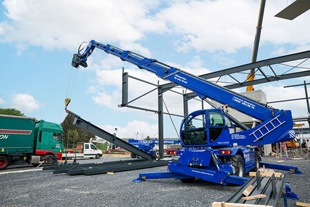 Teleskopstapler TSR 3060 mit Seilwinde im Baustelleneinsatz