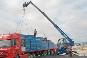 Drehbarer Teleskopstapler bei LKW-Entladung