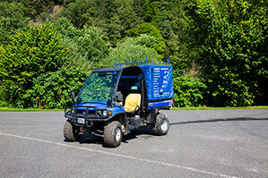 BEYER-Verkaufsfahrzeug John Deere Gator mit Planenaufbau