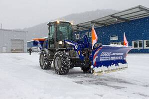 RL 100 mit Schneeschild und Salzstreuer als Winterdienstfahrzeug im Einsatz
