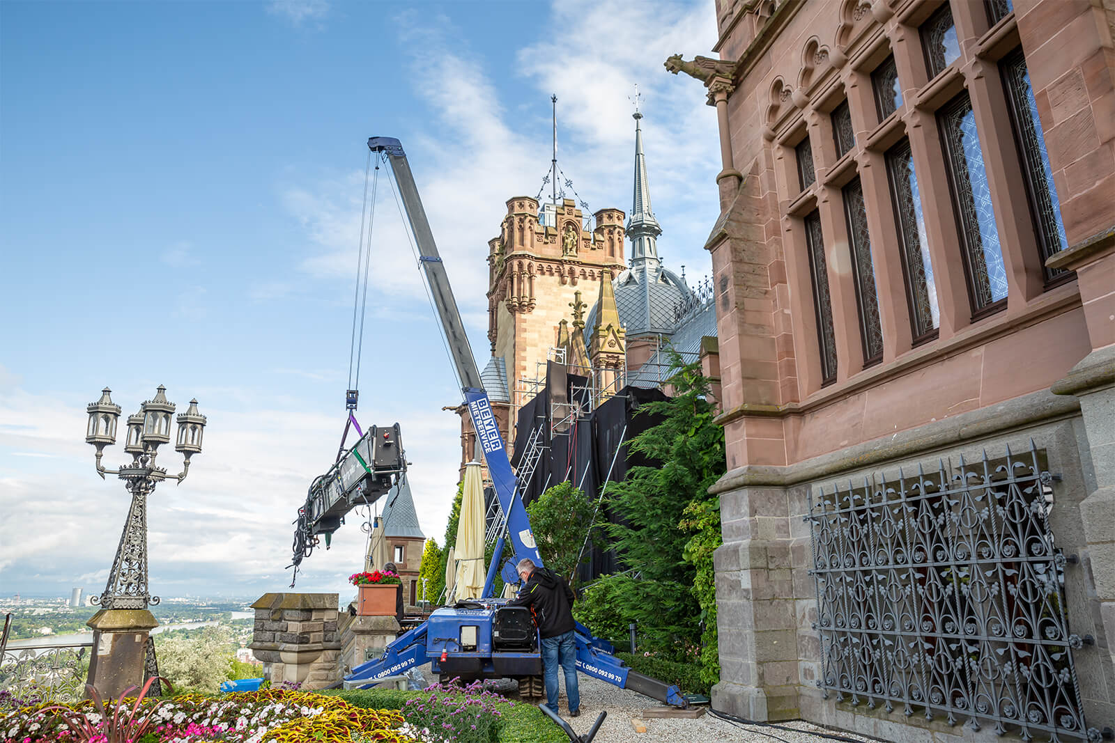 Minikran MC 127.3 im Einsatz beim Setaufbau an Drachenburg in Königswinter