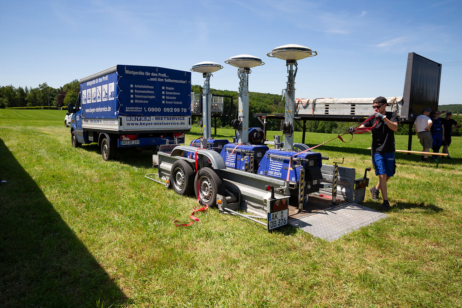 Mobile BEYER-Lichtmasten wurden aufs Sängerfest in Bitzen geliefert
