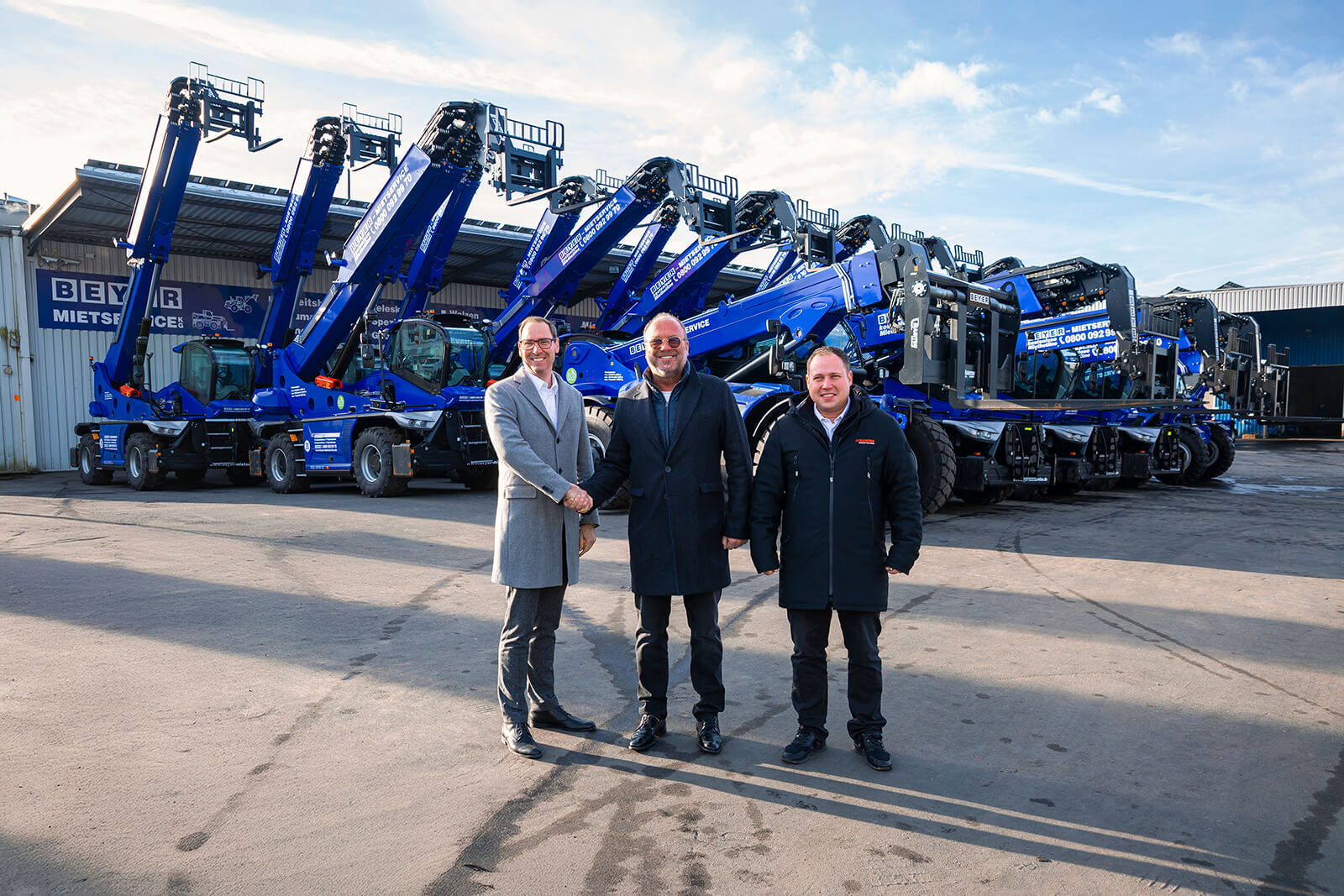 Teilübergabe in Etzbach von neuen Manitou Teleskopstaplern
