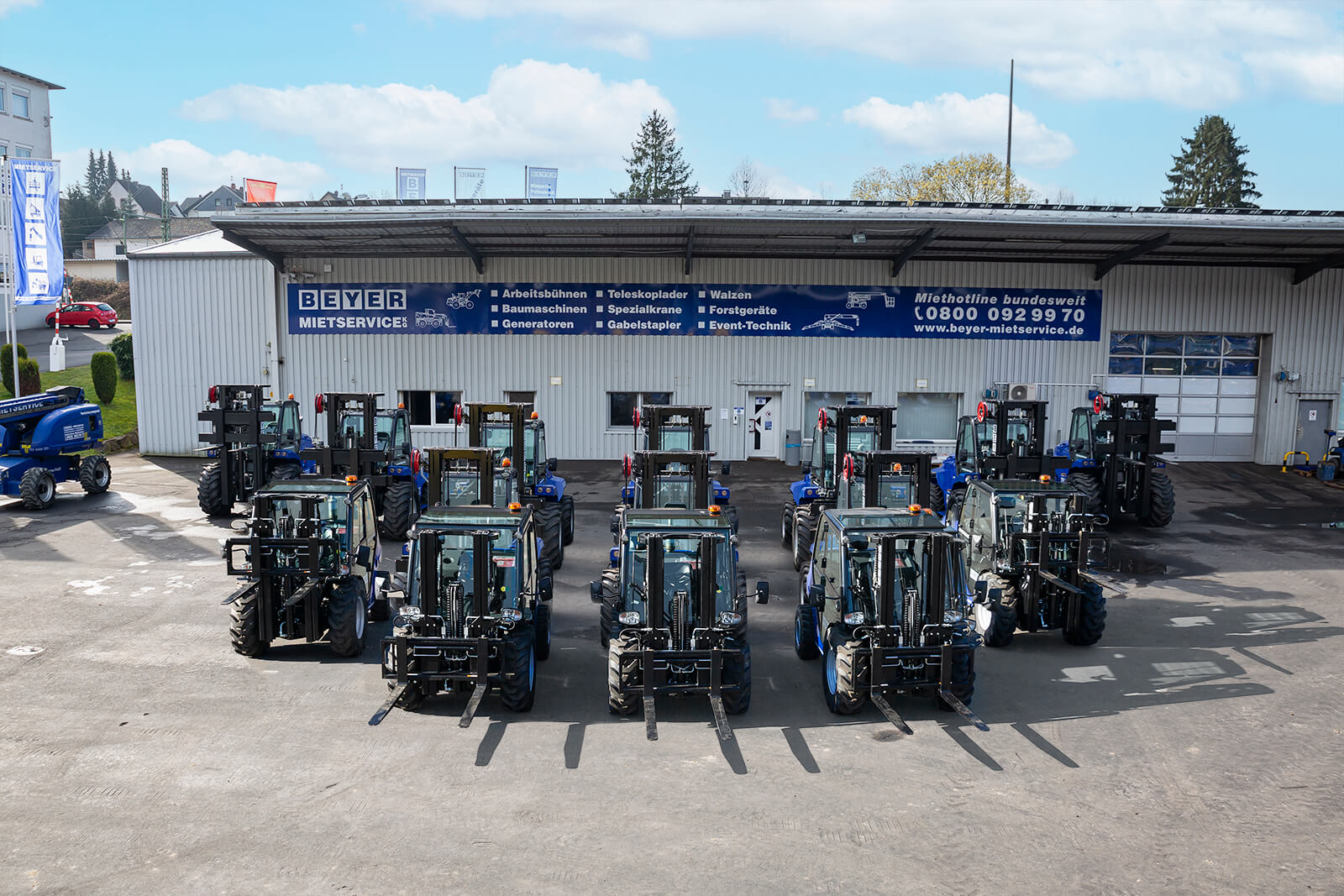 Gruppenbild von 15 neuen Manitou Geländestaplern im BEYER-Mietpark