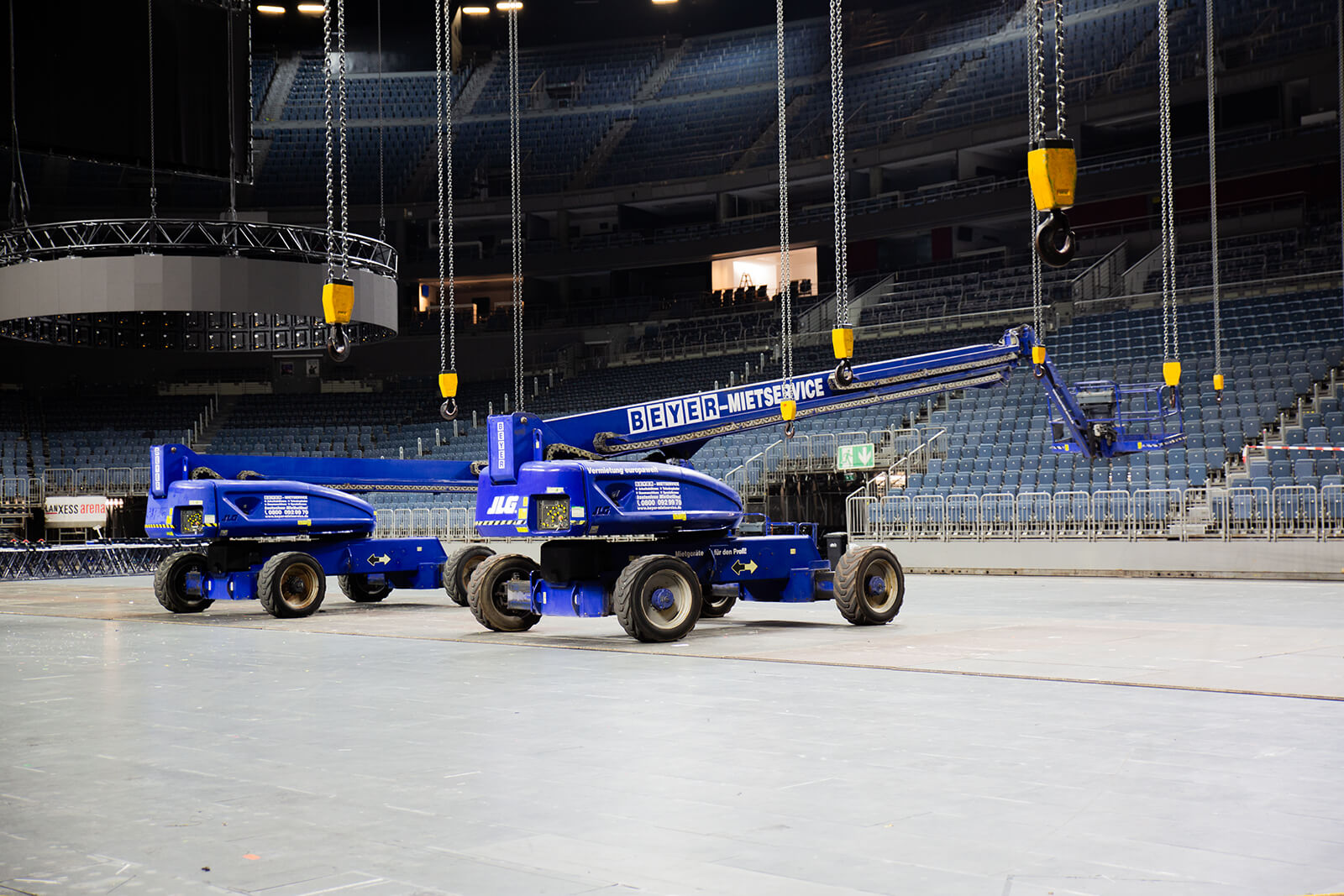 Zwei BEYER-Teleskopbühnen bei Einsatz in Lanxess Arena in Köln