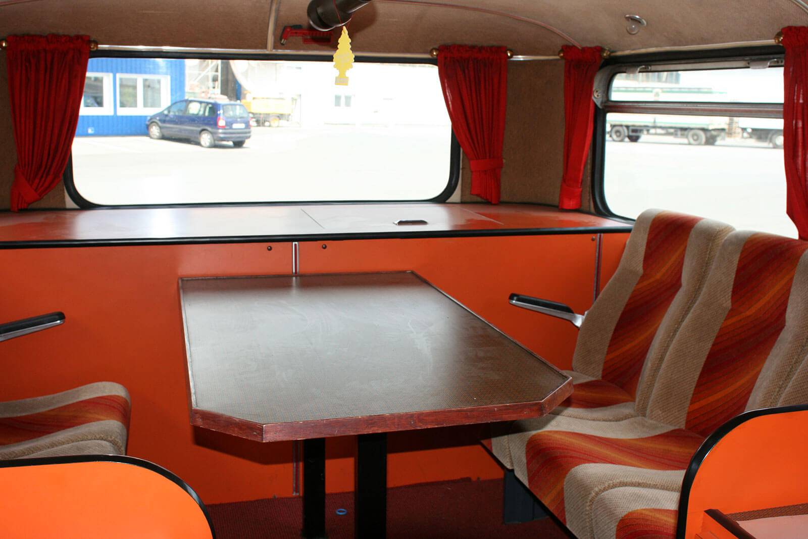 Sitzecke in Serviceküche von Büssing Doppeldecker-Konferenzbus