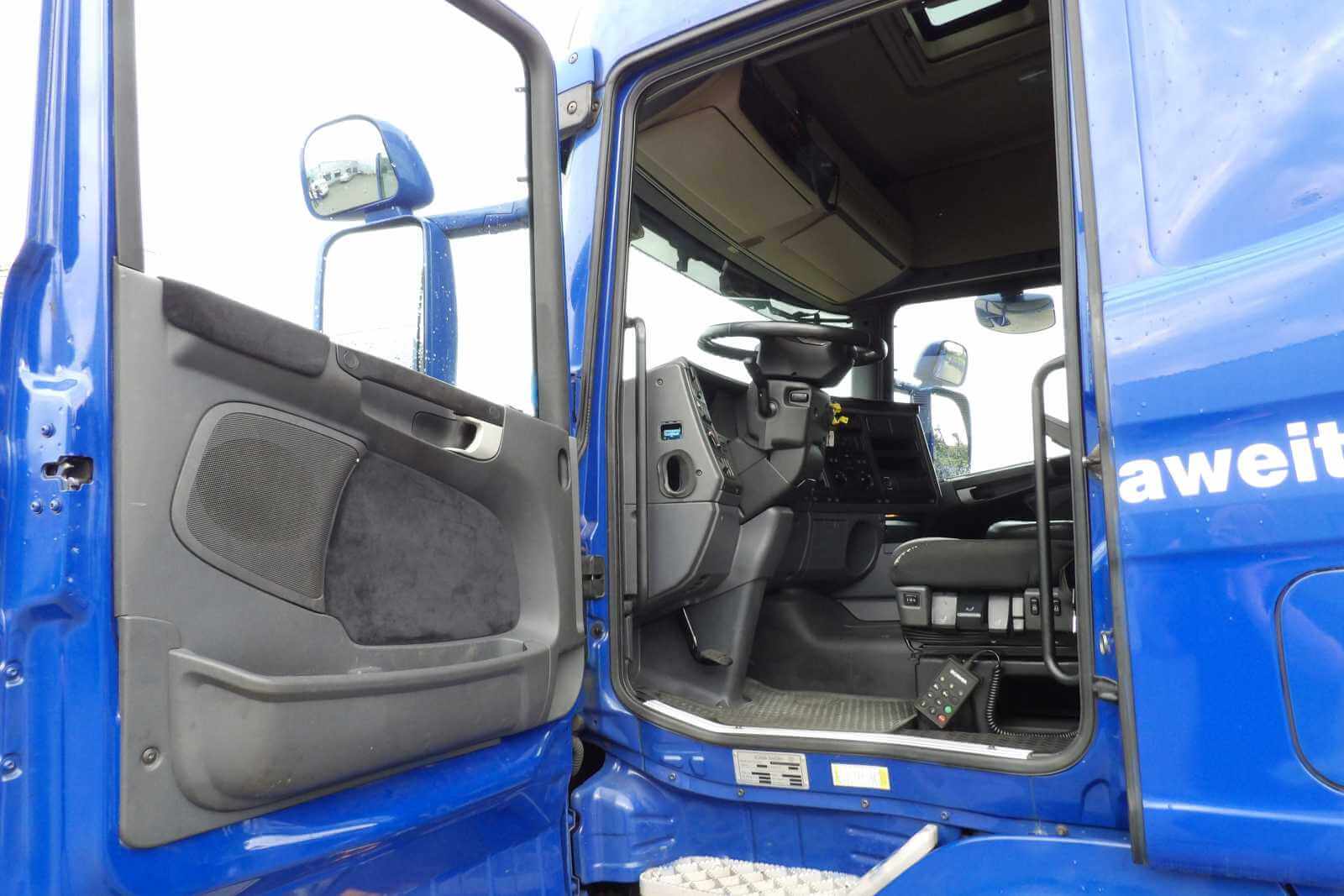 Offene Fahrertür von Scania Sattelzugmaschine R 420 aus dem Verkauf