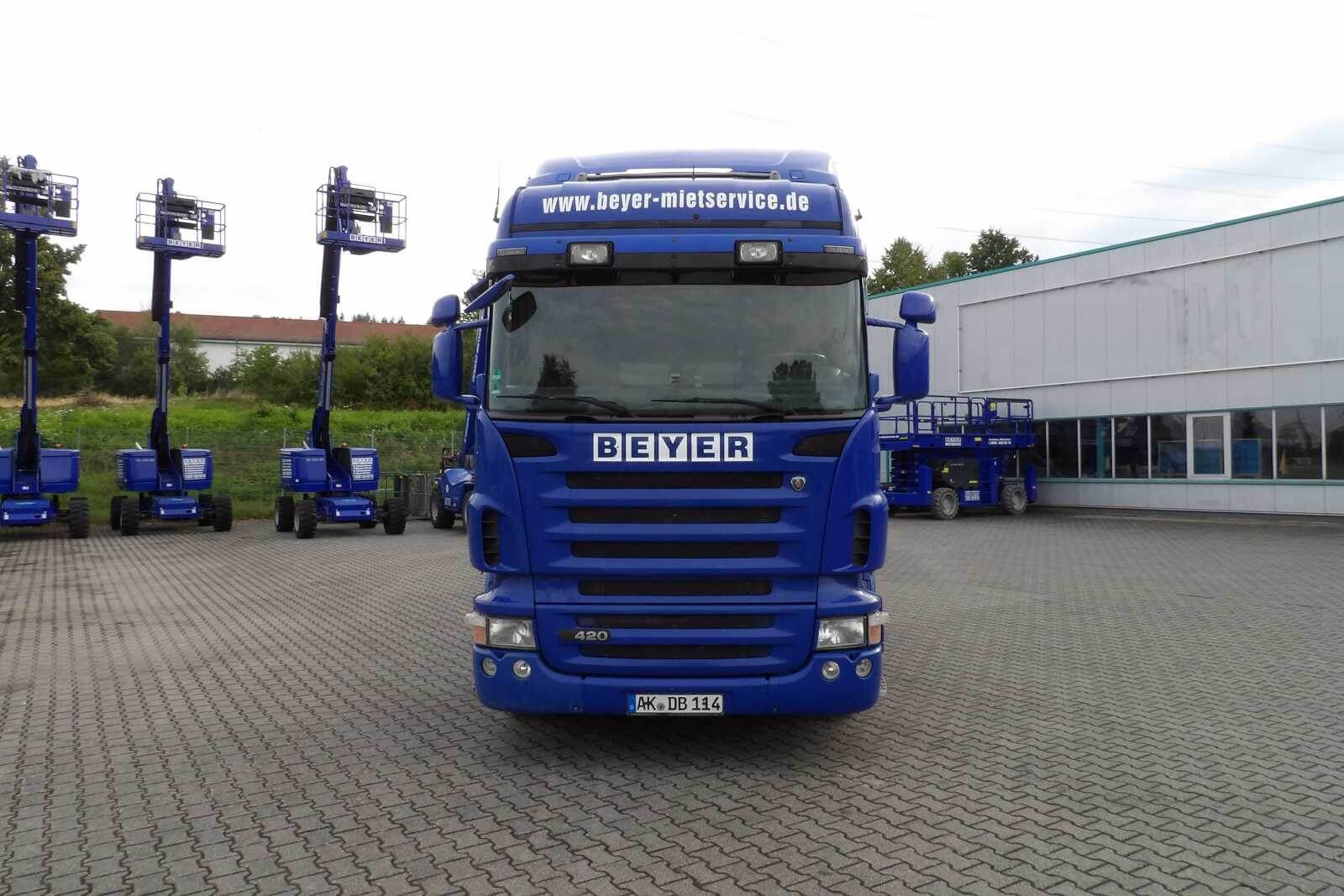 Frontansicht auf Scania Sattelzugmaschine R 420 aus dem BEYER-Verkauf