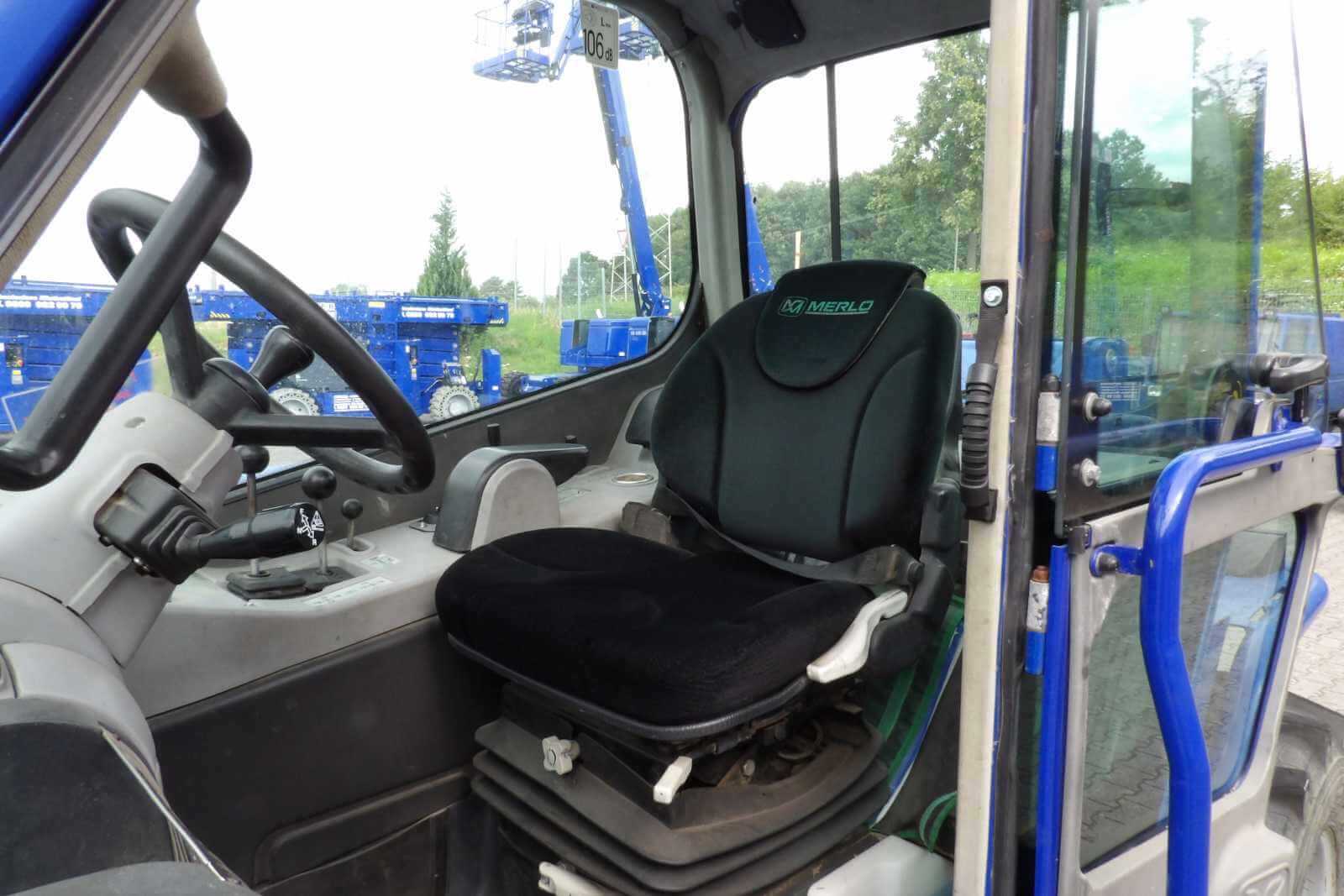 Fahrersitz in Kabine von Merlo Telelader 38.13 aus dem BEYER-Verkauf