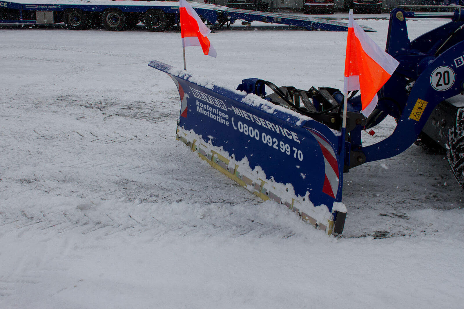 Lader RL 100 als Winterdienstfahrzeug - schwenkbares Schneeschild